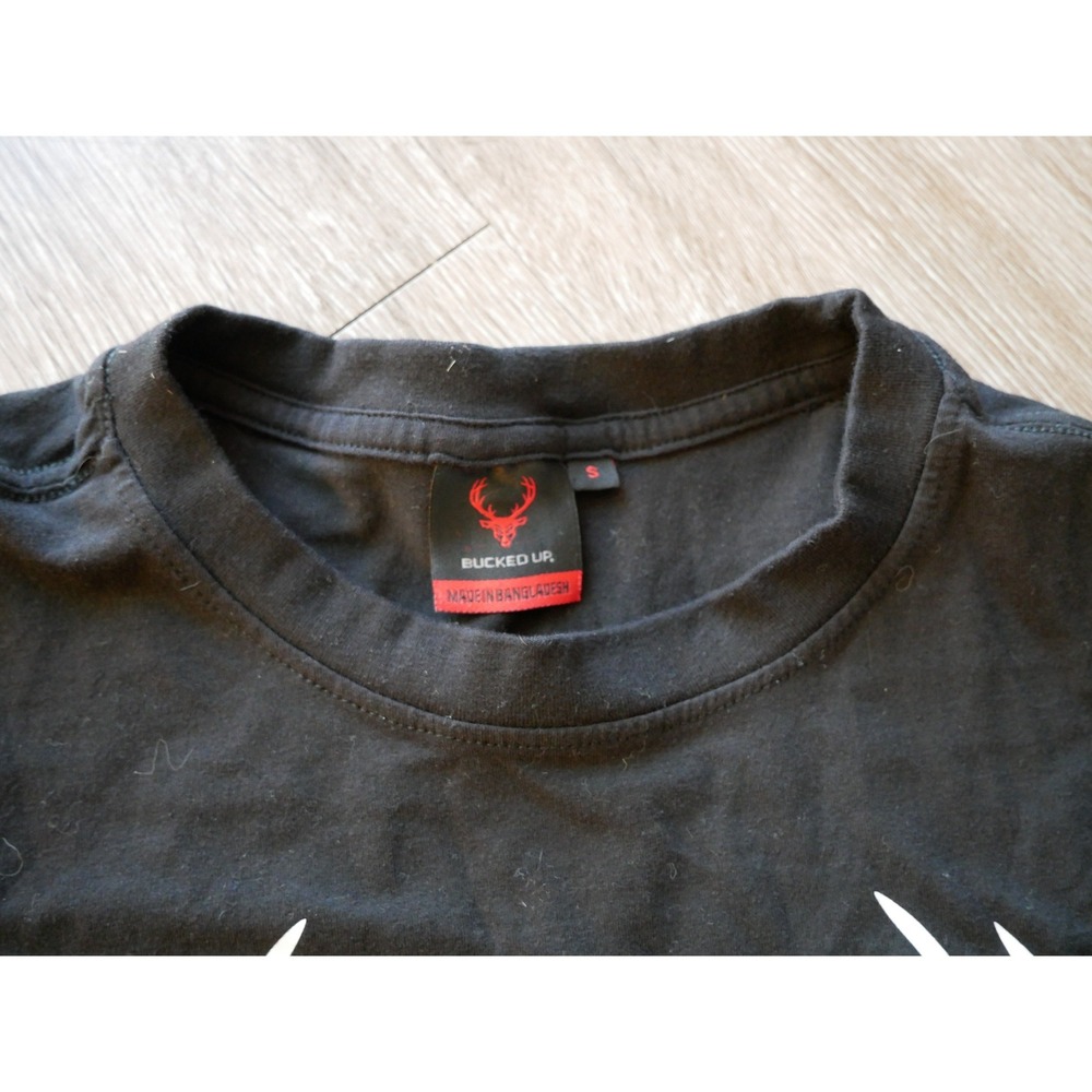 Bucked Up Mens Black Graphic‎ T-Shirt Deer Head Logo American Flag Sleeve Small - Picture 2 of 4